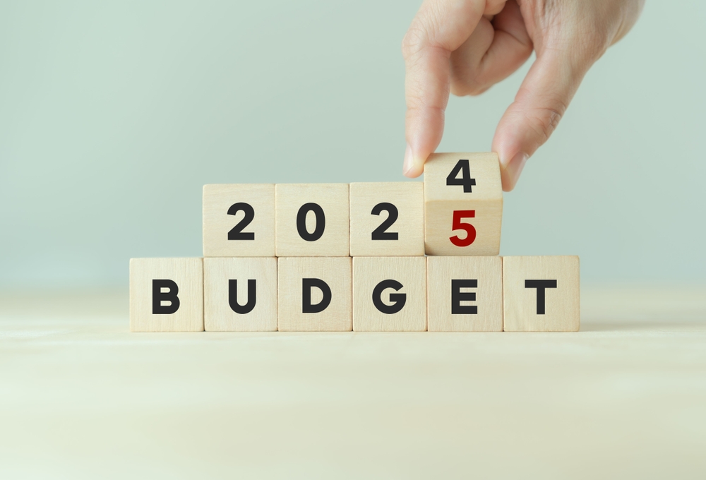 cube avec inscription qui passe de 2024 budget à 2025 budget